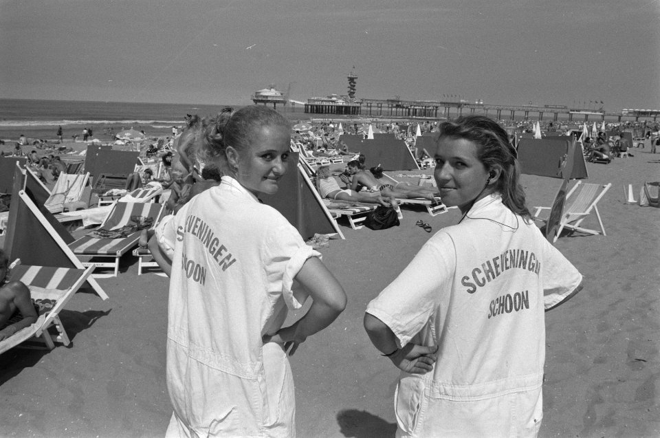 Zee bij Scheveningen ernstig vervuild dames van Scheveningen Schoon promotiet, Bestanddeelnr 934-2975