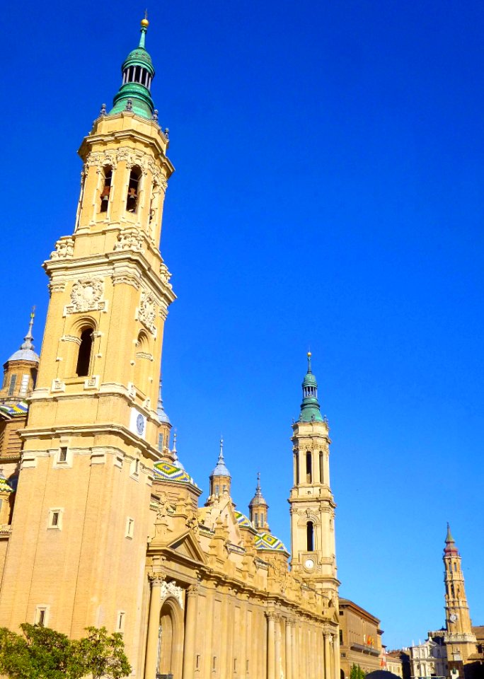Zaragoza - Plaza del Pilar, fachada sur de la Basílica 5