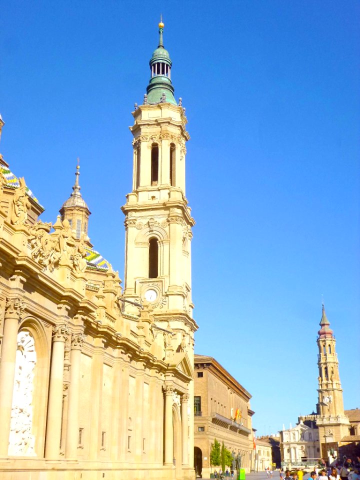 Zaragoza - Plaza del Pilar, fachada sur de la Basílica 1