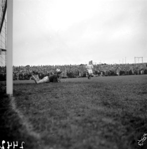 Zeeburgia tegen Haarlem. Keeper Wustenhoff vallend, Bestanddeelnr 902-4425