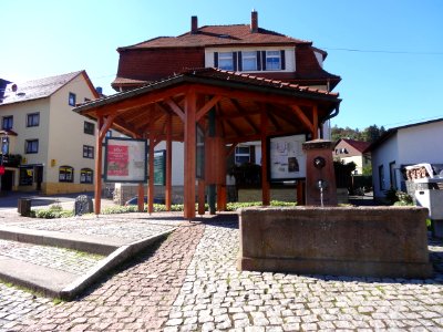 Zentraler Dorfplatz von Kleinschmalkalden mit Brunnen