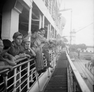 Ze zij wel aan reizen gewend geraakt. Er moet wel veel gebeuren om een marinier , Bestanddeelnr 12711