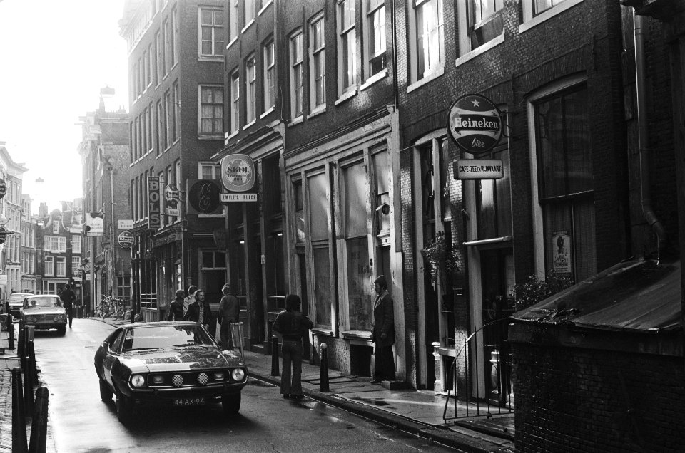 Zeedijk in Amsterdam gezien vanaf Prins Hendrikkade na het Kolkje, rechts Cafe , Bestanddeelnr 930-0186