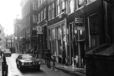 Zeedijk in Amsterdam gezien vanaf Prins Hendrikkade na het Kolkje, rechts Cafe , Bestanddeelnr 930-0186