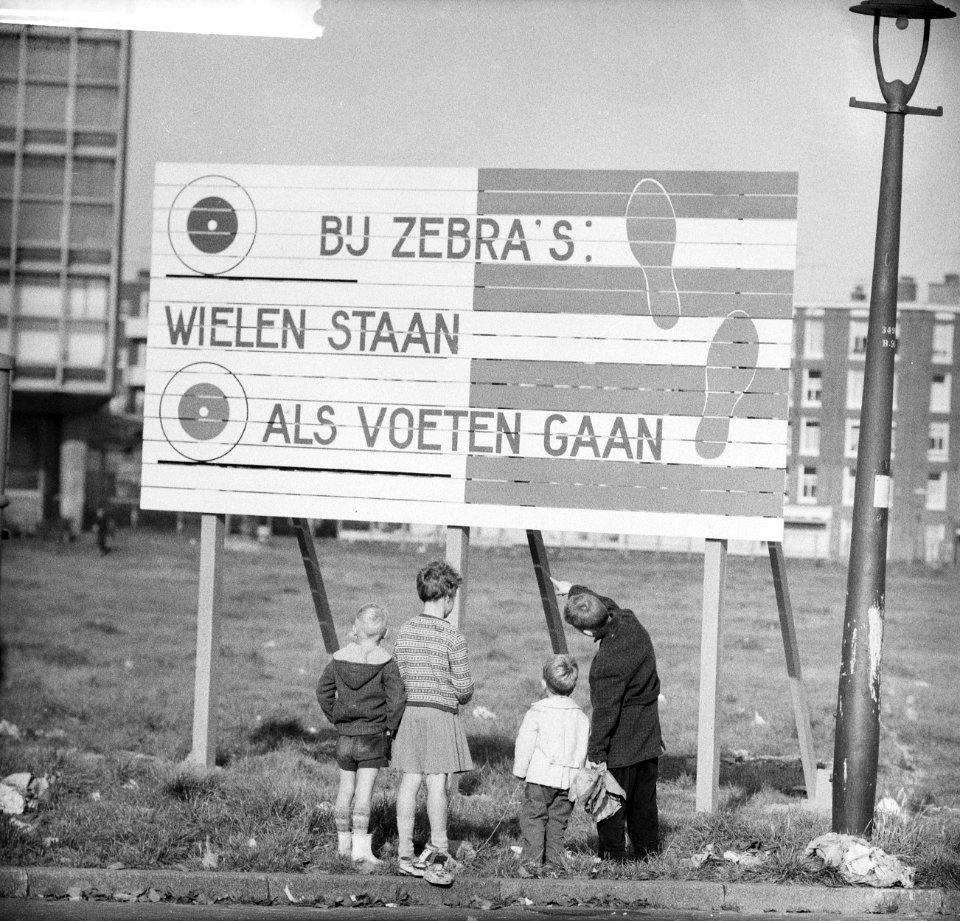 Zebraborden bij invalsweg van Amsterdam. Kinderen bij bord, Bestanddeelnr 913-1222