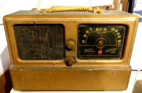 Zenith Wavemagnet Radio, Model 6G601, mid 1900s - National Electronics Museum - DSC00095