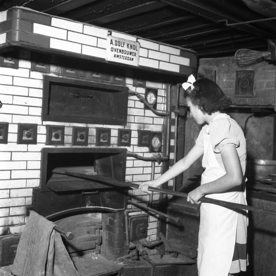 Ze gaat naar Engeland (3). Zij schuift de broden in de grote oven en herinnert z, Bestanddeelnr 900-6748
