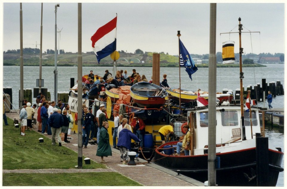 Zeeverkennersgroepen Marco Polo en Kon-Tiki vertrekken vanuit Spaarndam naar Roermond, waar het waterkamp NaWaKa'97 wordt gehouden. Op de achtergrond de Waarderpolder., NL-HlmNHA 54028657