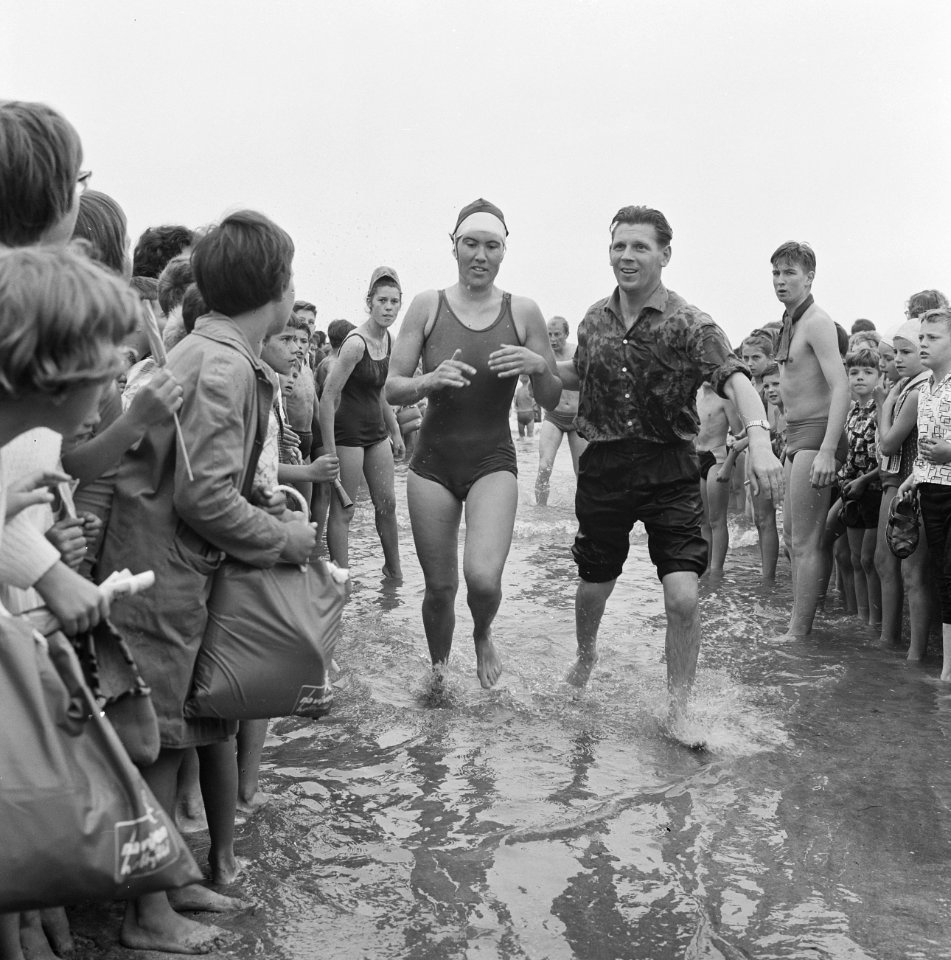 Zeezwemrace Hoek van Holland naar Ter Heijde . Marie Groen, Bestanddeelnr 915-3389