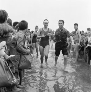 Zeezwemrace Hoek van Holland naar Ter Heijde . Marie Groen, Bestanddeelnr 915-3389