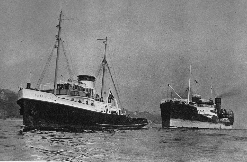 Zeesleepboot Zwarte Zee met een vrachtschip, Bestanddeelnr 935-3331
