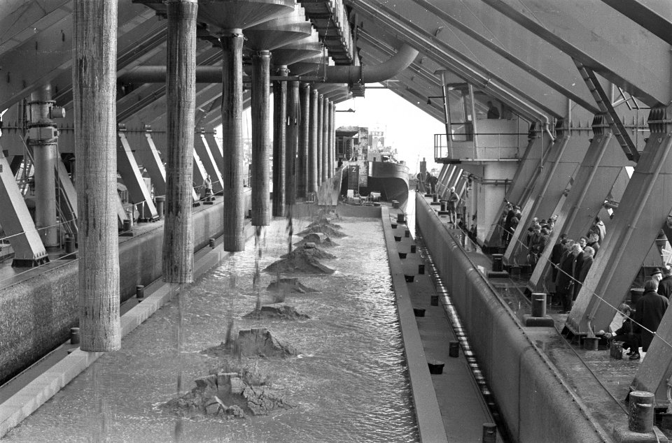 Zeezandproject in Noordzee bij IJmuiden binnenwerk van de Aquila, Bestanddeelnr 922-0000