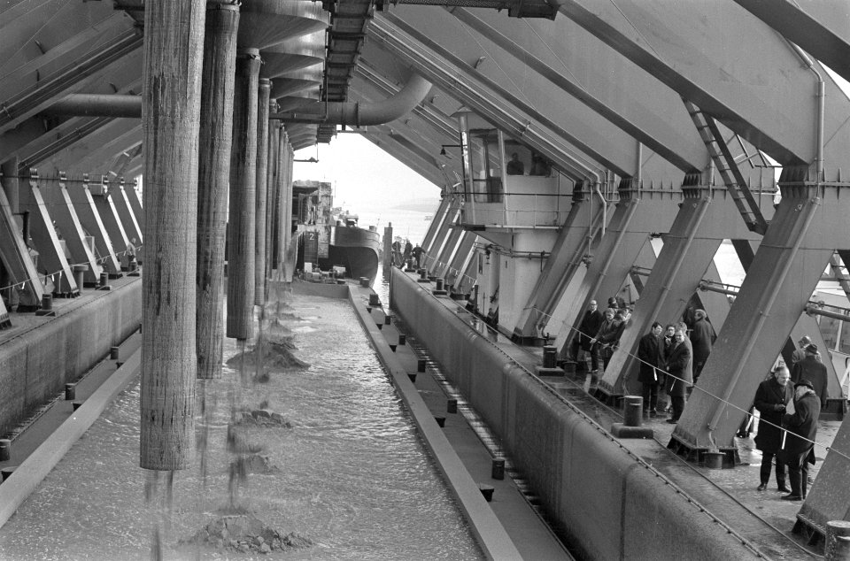 Zeezandproject in Noordzee bij IJmuiden binnenwerk van de Aquila, Bestanddeelnr 922-0001
