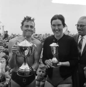 Zeezwemrace Hoek van Holland naar Ter Heijde Ton van Wingerden en Marie Groen , Bestanddeelnr 915-3386