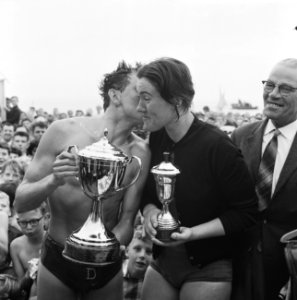 Zeezwemrace Hoek van Holland naar Ter Heijde Ton van Wingerden en Marie Groen , Bestanddeelnr 915-3387
