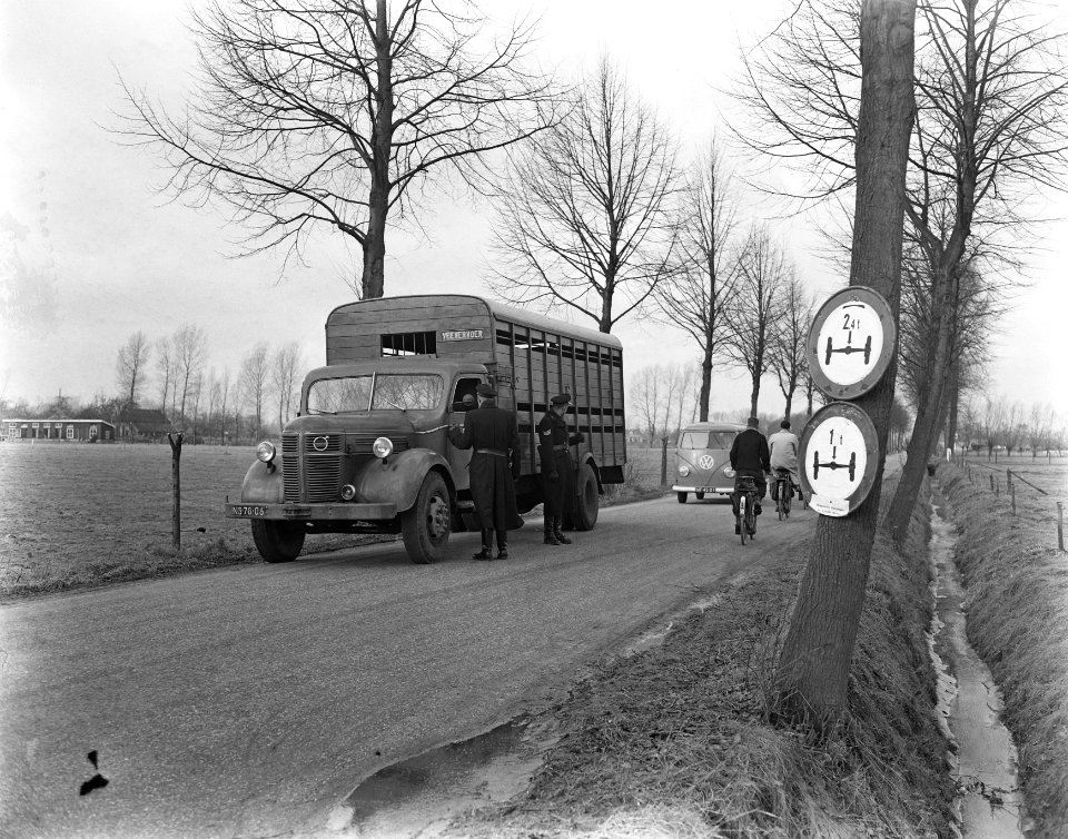 Zelhem afgesloten wegen door opvriezen (vrachtauto), Bestanddeelnr 907-6184
