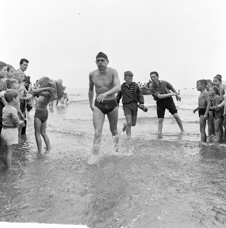 Zeezwemrace Hoek van Holland naar Ter Heijde . Ton van Wingerden, Bestanddeelnr 915-3390