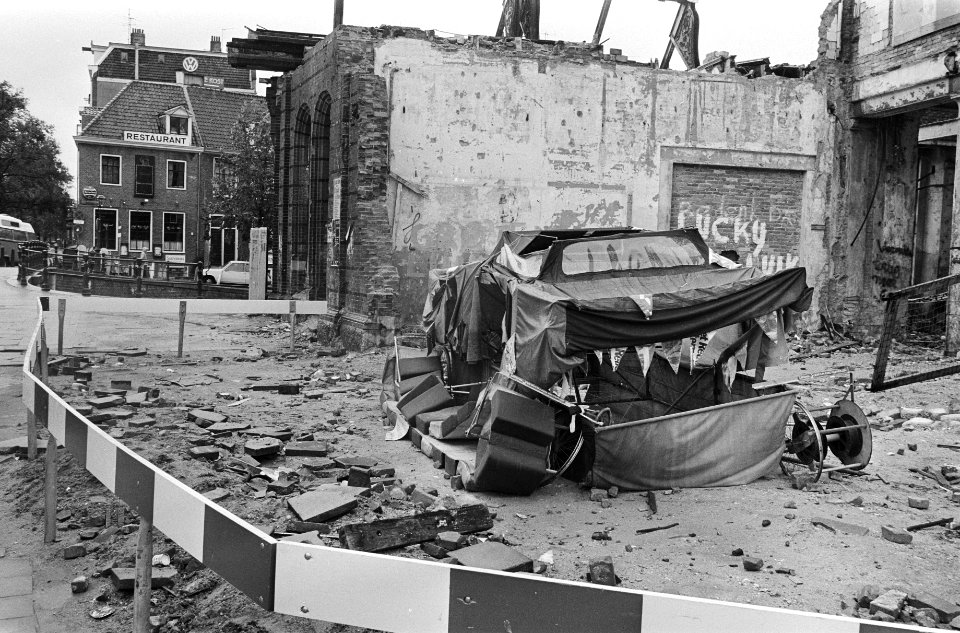 Zelfgemaakte tank voor half afgebroken Grote Wetering in Amsterdam, 29 juni 1981, Bestanddeelnr 931-5701
