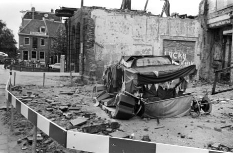 Zelfgemaakte tank voor half afgebroken Grote Wetering in Amsterdam, 29 juni 1981, Bestanddeelnr 931-5701