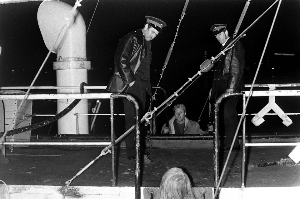 Zendschip Radio Caroline in haven van Amsterdam, Kapitein Van der Kamp (links) i, Bestanddeelnr 926-1291
