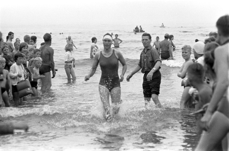 Zeezwemrace Hoek van Holland naar Ter Heijde De eerste vrouwelijke deelneemste, Bestanddeelnr 915-3385