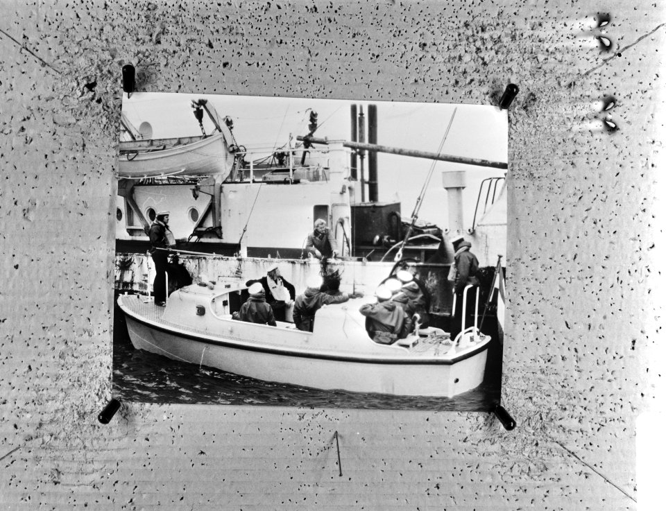 Zendschip Mi Amigo van Radio Caroline met bootje van Marine langszij, Bestanddeelnr 926-1323