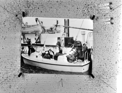 Zendschip Mi Amigo van Radio Caroline met bootje van Marine langszij, Bestanddeelnr 926-1323