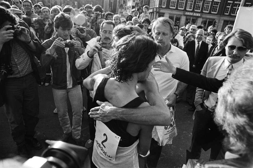 Zevende internationale marathon van Amsterdam 6a, 7a Cor Vriend en Jose Reveyn, Bestanddeelnr 932-1489