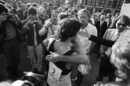 Zevende internationale marathon van Amsterdam 6a, 7a Cor Vriend en Jose Reveyn, Bestanddeelnr 932-1489