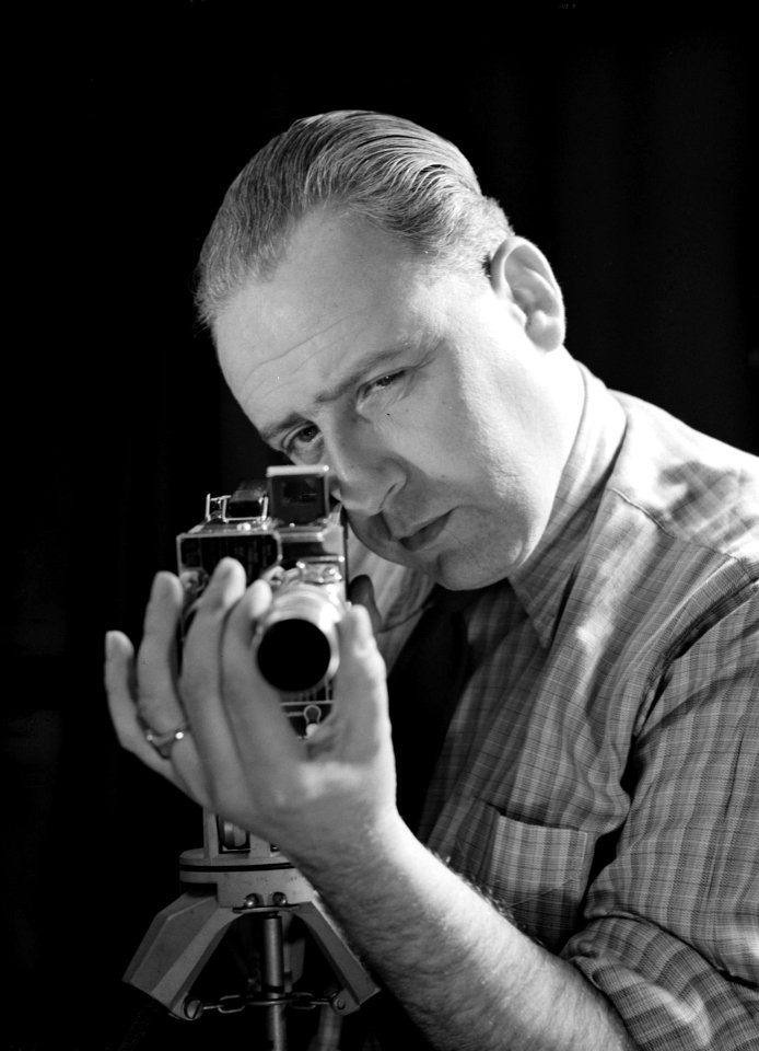 Zelfportret van fotograaf Willem van de Poll met fototoestel, Bestanddeelnr 255-8645