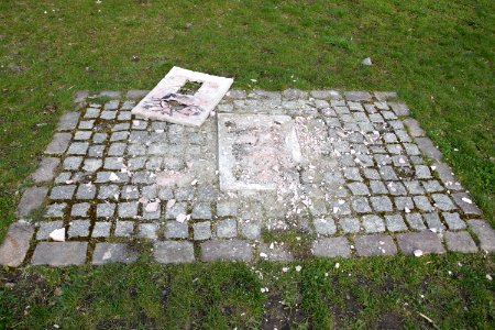 Zerstörter Gedenkstein im Bürgerpark zur Erinnerung an den Femizid in Berlin-Marzahn