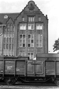 Zes jongens ontsnapt uit Lloydhotel, de zes ontsnapten uit middelste raam, tweed, Bestanddeelnr 919-1433