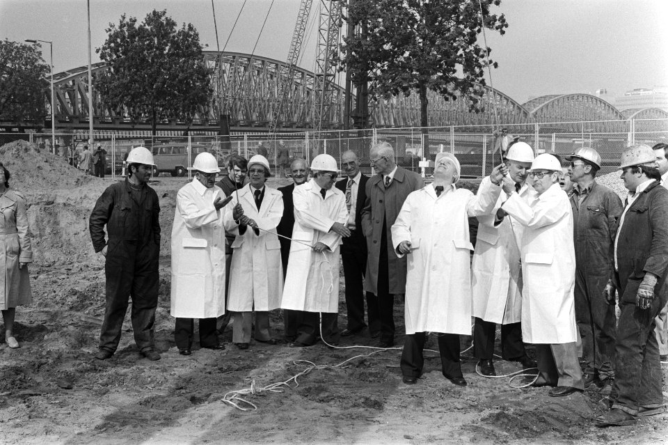 Zes oud-mariniers slaan 1e paal voor nieuwe Willembrug in Rotterdam, Bestanddeelnr 929-7439