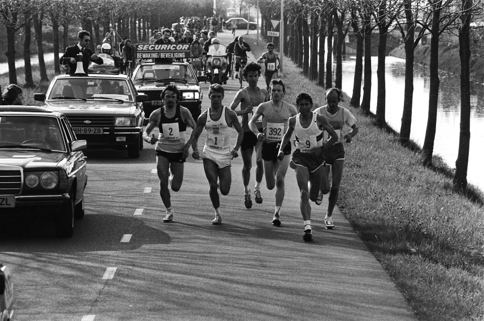 Zevende internationale marathon van Amsterdam de kopploeg onderweg, Bestanddeelnr 932-1485