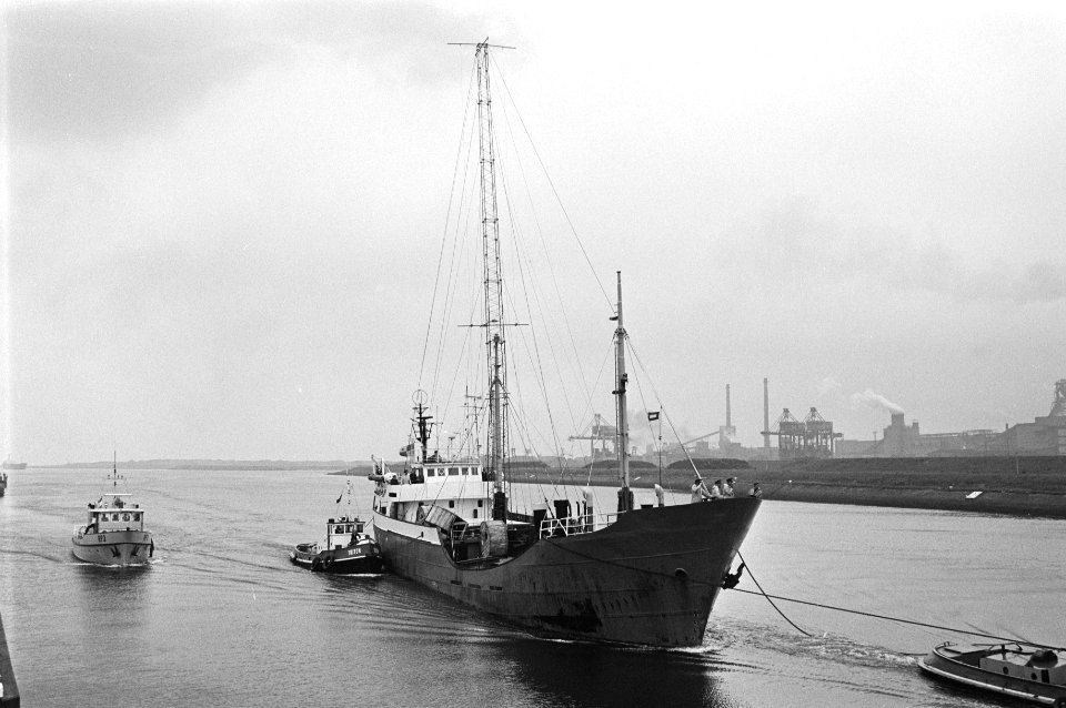 Zendschip Magda Maria , Radio Paradise wordt door de rijkspolitie de haven van I, Bestanddeelnr 931-6121