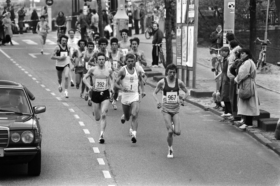 Zevende internationale marathon van Amsterdam de kopploeg onderweg, Bestanddeelnr 932-1484