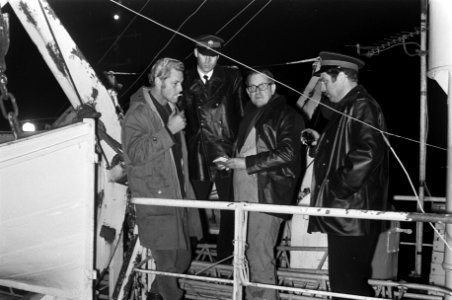 Zendschip Radio Caroline in haven van Amsterdam, Kapitein Van der Kamp (links) i, Bestanddeelnr 926-1289