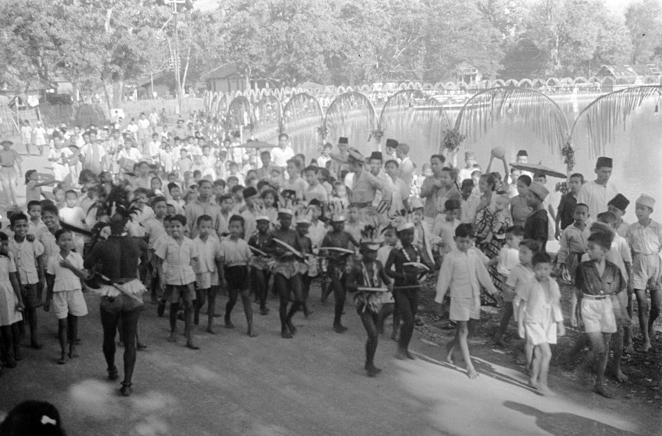 Zes jongens verkleed en geschminkt als Dayaks, Bestanddeelnr 1037