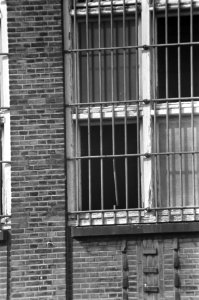 Zes jongens ontsnapt uit Lloydhotel, de doorgezaagde en verbogen tralie, Bestanddeelnr 919-1432