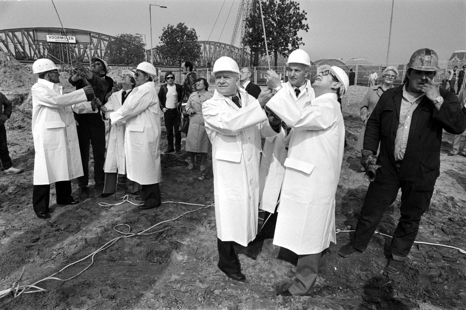 Zes oud-mariniers slaan 1e paal voor nieuwe Willembrug in Rotterdam, Bestanddeelnr 929-7440