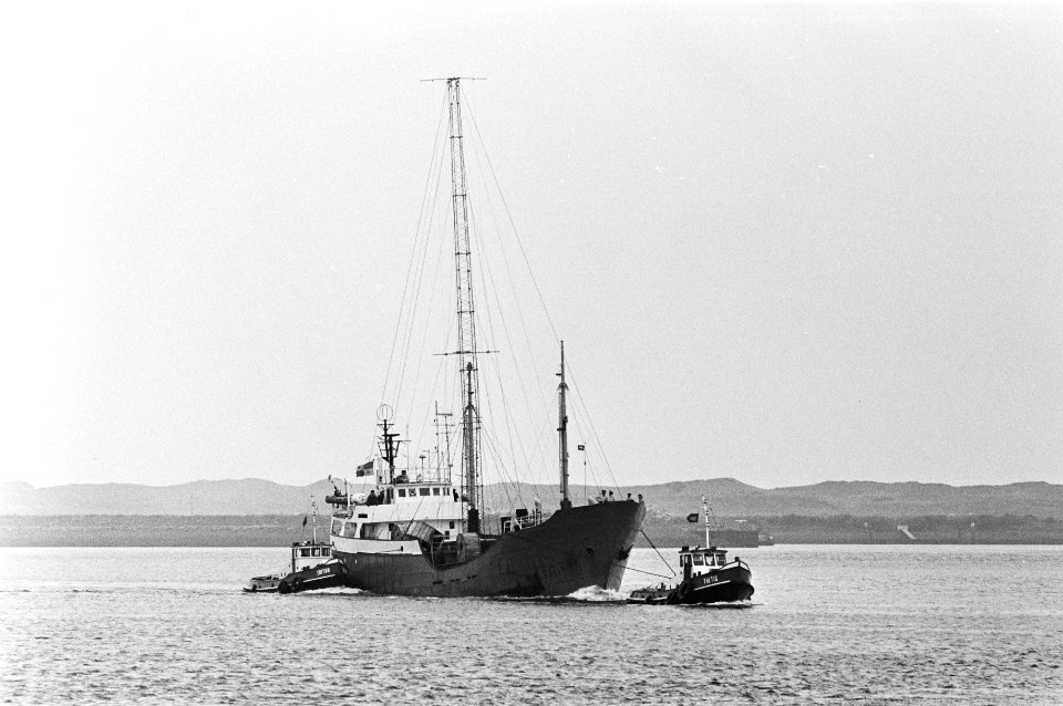 Zendschip Magda Maria , Radio Paradise wordt door de rijkspolitie de haven van I, Bestanddeelnr 931-6123
