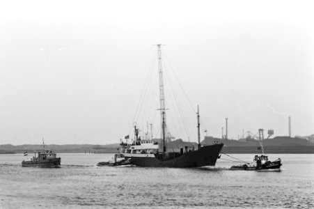 Zendschip Magda Maria , Radio Paradise wordt door de rijkspolitie de haven van I, Bestanddeelnr 931-6122