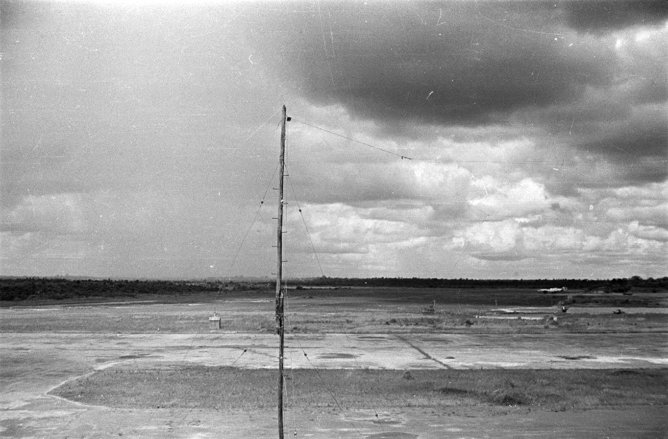 Zendmast en wolken boven een vliegveld, Bestanddeelnr 1504