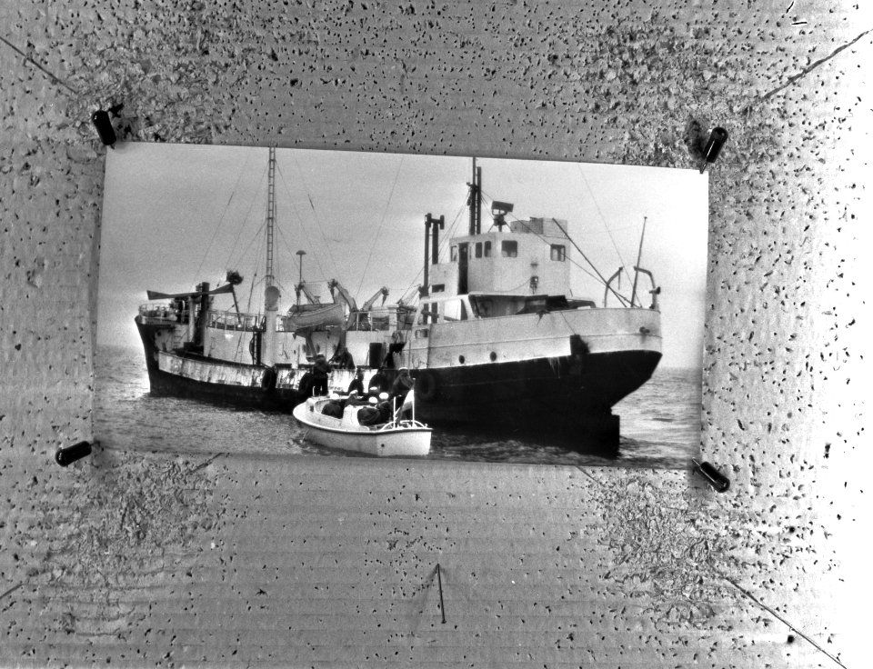 Zendschip Mi Amigo van Radio Caroline met bootje van Marine langszij, Bestanddeelnr 926-1322