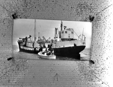 Zendschip Mi Amigo van Radio Caroline met bootje van Marine langszij, Bestanddeelnr 926-1322