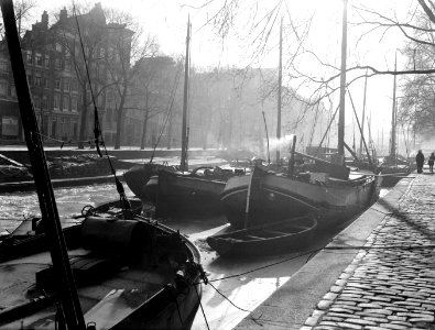 Zeilschepen aan de Geldersekade in Amsterdam, Bestanddeelnr 189-0069