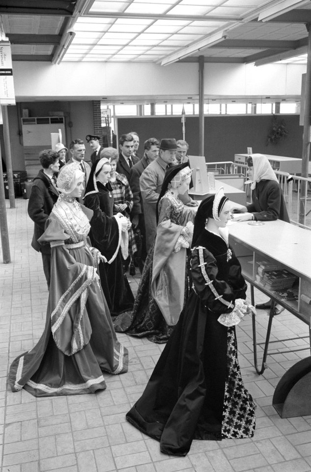 Zes beroemde Engelse dames naar Canada (wassen beelden), Bestanddeelnr 913-7465
