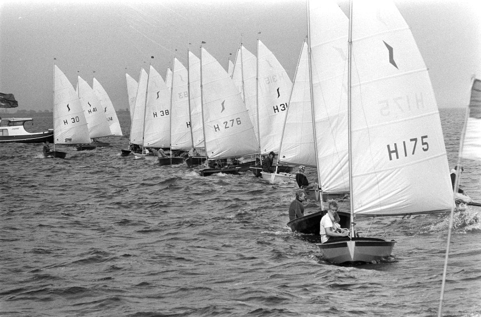 Zeilen Flevorace op IJsselmeer, start in Enkhuizen, soloklassen in actie, Bestanddeelnr 924-7955