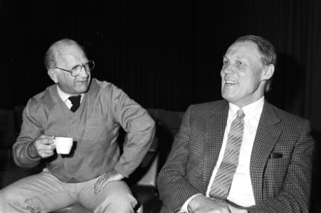 Zeist, Rinus Michels tekent contract voor technisch coordinator bij de KNVB Rin, Bestanddeelnr 932-9667
