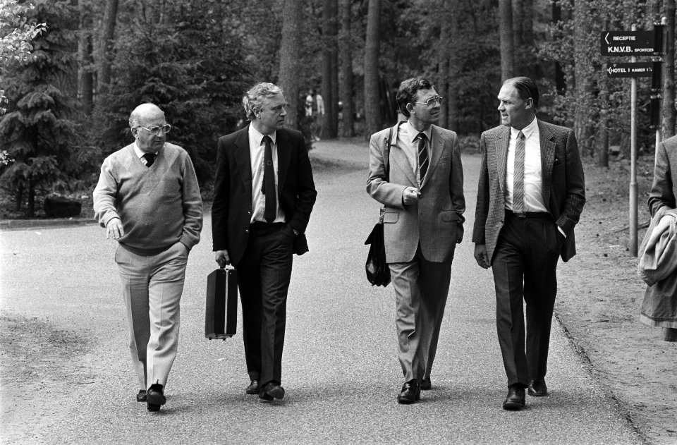 Zeist, Rinus Michels tekent contract als technisch coordinator bij de KNVB op w, Bestanddeelnr 932-9670